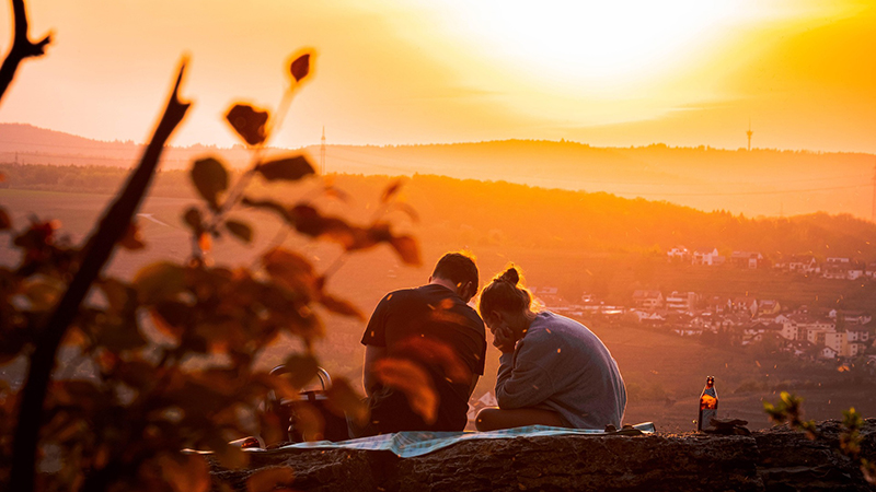 A couple enjoy an outdoor picnic.
